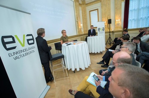 Eurooppa- ja ulkomaankauppaministeri Lenita Toivakka kommentoi Tiessalon raporttia julkaisutilaisuudessa.