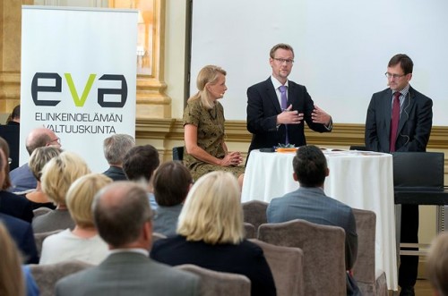 Julkaisutilaisuuden keskusteluun osallistuivat Matti Apusen johdolla Eurooppa-ja ulkomaankauppaministeri Lenita Toivakka, toimittaja Raine Tiessalo sekä ETLAn toimitusjohtaja Vesa Vihriälä.